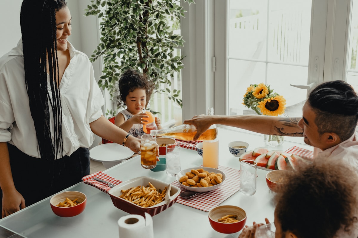 Familia disfrutando de comida nutritiva juntos en la mesa